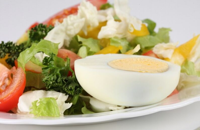 Ensalada de verduras frescas con ovo cocido no menú da dieta Maggi