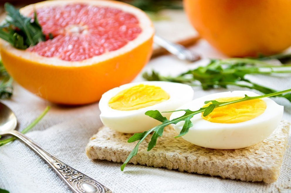 Un ovo cocido e medio pomelo é o almorzo estándar das primeiras semanas da dieta Maggi. 