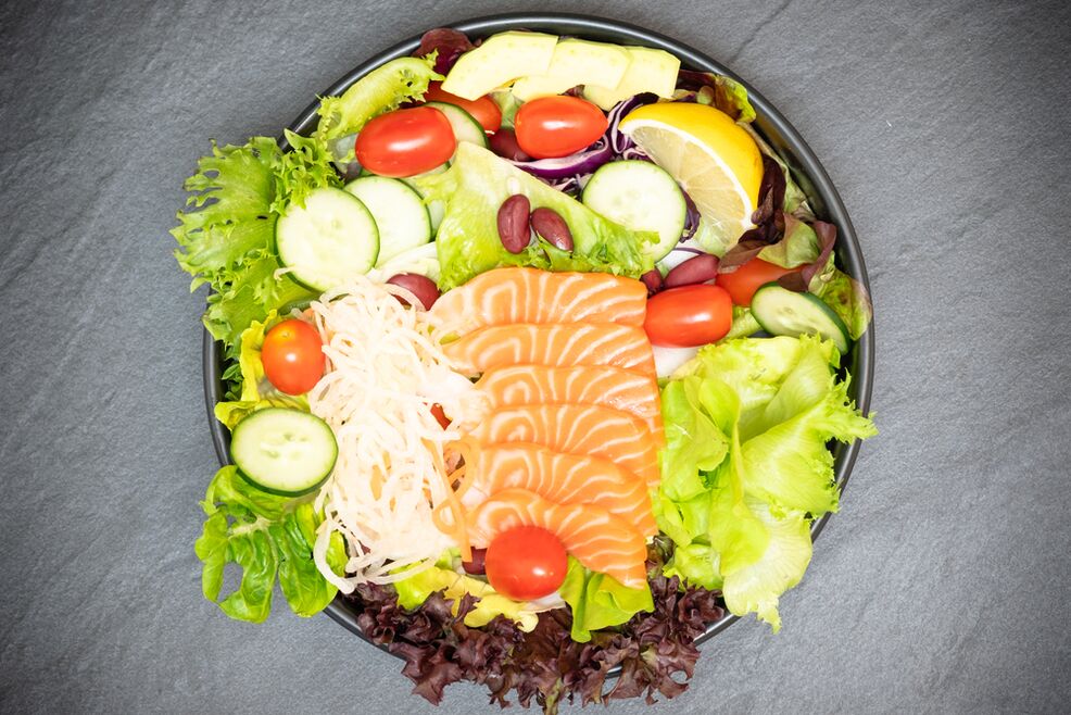 Deliciosa ensalada con salmón no menú de nutrición adecuada para a perda de peso