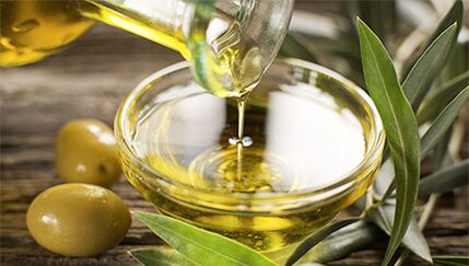 O aceite de oliva é un produto importante no menú diario da dieta mediterránea. 